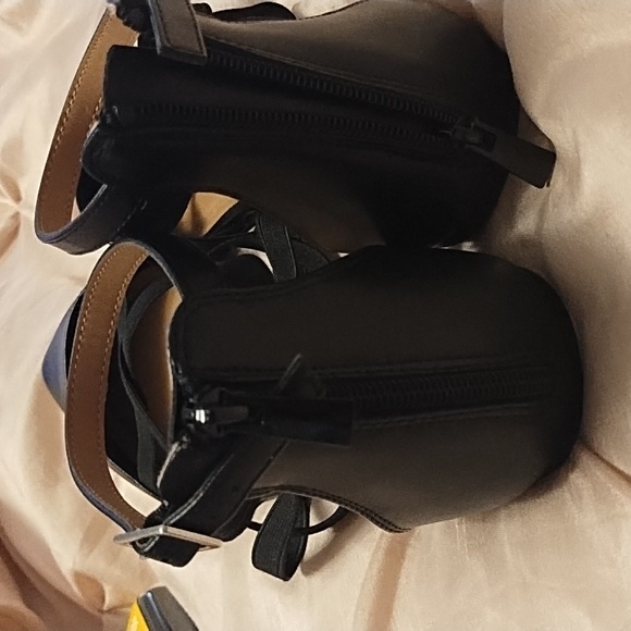 Strappy zip up flats - Picture 3 of 3